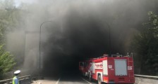 京昆高速山西灵石段汽车追尾引大火 消防员顶着浓烟冲进隧道扑救
