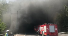 京昆高速山西灵石段汽车追尾引大火 消防员顶着浓烟冲进隧道扑救
