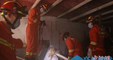 广西河池发生山体滑坡民房被压塌致1人遇难 第二名被困人员正在搜救中