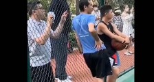 姚明野球场当观众 背手观战表情到位