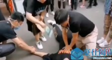 一男子心脏停跳倒街头 路人摘掉口罩“口对口”施救