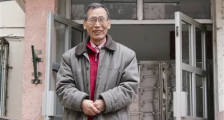 最“孤独”的中国外交官:独守岛国3年,住草房吃树叶,一人撑起大使馆