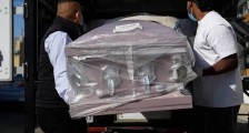 新年第一天,美国洛杉矶新冠死亡人数激增导致殡仪馆拒收,悲伤家属痛不欲生!