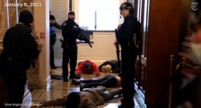 瞧瞧,美国警察都这样清算“暴徒”了,还被批太软!