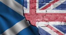 英国对待疫情新规定 为何被质疑承认故意传播病毒