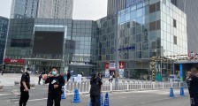 北京女子核酸阳性奔溃大哭之前两次都是阴性 所在地石景山万达广场商户正等待核酸检测