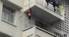 老人用绳吊7岁孙子下楼救猫 详细经过现场图曝光令人胆战心惊