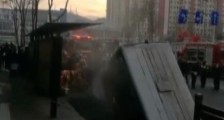 西宁路面塌陷怎么回事?西宁路面塌陷现场图曝光一公交车陷入其中