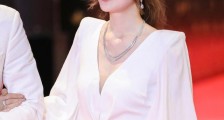 蔡卓妍太会穿,白色深V礼服令人惊艳,童颜女神皮肤白到发光