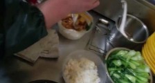 廉价外卖生产过程怎么回事 生产过程脏乱令人作呕辣眼睛