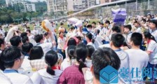 高中组织枕头大战是怎样的 具体详情经过以及现场画面曝光