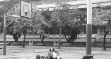 学生情侣在操场上按耐不住滚地板热吻【图】