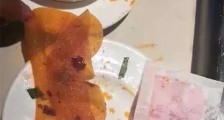 女子连续在两家火锅店吃出异物索赔百万 海底捞很委屈呀