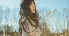 白色T恤搭配半身裙优雅大方典美又减龄 柳岩少女感惊艳到wo了