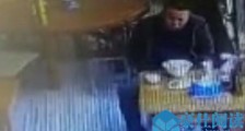 男子捡苍蝇碰瓷 监控拍下男子怪异举动碰瓷玩出新手法【图】