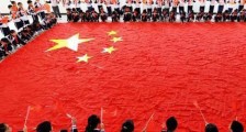 千条红领巾拼国旗 现场画面曝光一面巨型国旗震撼人心【图】