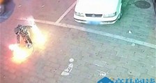 熊孩子玩烟花引爆窨井 瞬间爆炸发出巨响画面触目惊心
