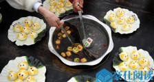 用麻辣火锅煮汤圆 花样汤圆另类吃法吸引游客品尝