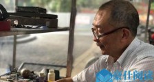 老人摆摊31年圆梦 31年终等到失踪的儿子父子相拥而泣