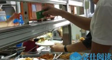 没带饭卡举报阿姨 学生举报获奖食堂阿姨却哭了令人气愤【图】