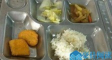 小学清汤寡水被爆 网友:11元就吃这个校方这样回应【图】