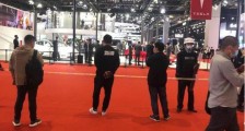 上海车展首日,疑特斯拉女车主站车顶维权,身穿“刹车失灵”T恤