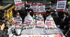 “核污水自己喝吧!”韩国学生日本大使馆前集体削发 愤怒抗议
