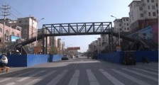 河南一家长自费百万在校门口建天桥 捐赠者说出自己的初衷