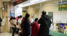 医生带亲属插队市民质问遭驱赶 院方:对涉事医生做处罚
