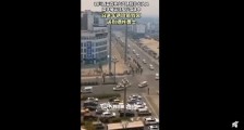 车辆鸣笛致哀西昌山火牺牲勇士 英雄一路走好!