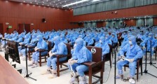 广西56人涉黑案被告穿防护服受审:涉嫌故意杀人等