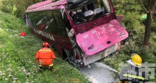 陕西包茂高速车祸：两车相撞 客车冲出护栏侧翻18人受伤