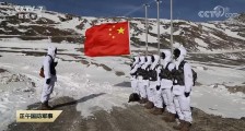 解放军又一高原单兵利器曝光:发热马甲充电一次管5小时