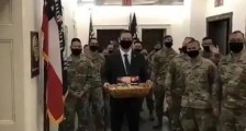 突发!关岛众议员带国民警卫队员 冲入美国会大厦