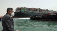 埃及中止苏伊士运河交通，货船脱浅或需数日