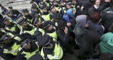 英首相称袭警暴徒可耻,华春莹发问:那香港呢?