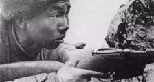 美军朝上甘岭撒尿,志愿军新兵忍无可忍,开第一枪,立一等功