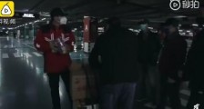 武汉封城后睡在地下停车场的外地人  现实版人在囧途