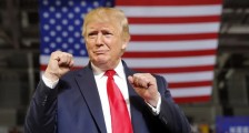 美国继续这么闹下去,可能对特朗普反而有利