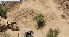 陕西子洲山体崩塌 10孔窑洞被埋2人遇难 陕西子洲县山体崩塌事故救援还在进行中
